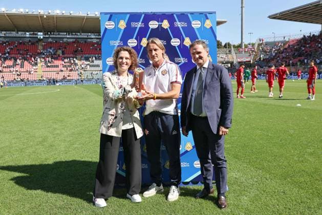 Premiazione Philadelphia COTM , Laura Kron, Cremonese s head coach Davide Nicola e Maurizio Carcinomi, during the Serie A soccer match between Cremonese and Parma at the Giovanni Zini Stadium in Cremona Italy - Sunday, 21 September 2025. - Soccer .  Copyright: xAlbertoxMariani LaPressex