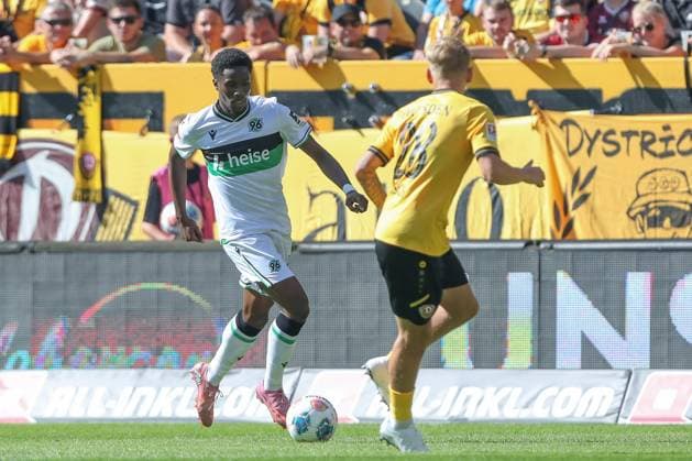21.09.2025, xtgx, Fussball - 2.Bundesliga Dynamo Dresden - Hannover 96 emspor, v.l. William Kokolo (Hannover, 19) am Ball, plays the ball (DFL DFB REGULATIONS PROHIBIT ANY USE OF PHOTOGRAPHS as IMAGE SEQUENCES and or QUASI-VIDEO) Dresden