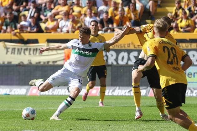 21.09.2025, xtgx, Fussball - 2.Bundesliga Dynamo Dresden - Hannover 96 emspor, v.l. Benedikt Pichler (Hannover, 11) am Ball, plays the ball (DFL DFB REGULATIONS PROHIBIT ANY USE OF PHOTOGRAPHS as IMAGE SEQUENCES and or QUASI-VIDEO) Dresden