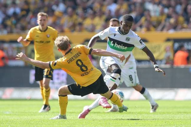 21.09.2025, xtgx, Fussball - 2.Bundesliga Dynamo Dresden - Hannover 96 emspor, v.l. Luca Hermann (Dresden, 8), William Kokolo (Hannover, 19) Zweikampf, Duell, Kampf, tackle (DFL DFB REGULATIONS PROHIBIT ANY USE OF PHOTOGRAPHS as IMAGE SEQUENCES and or QUASI-VIDEO) Dresden