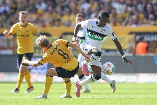 21.09.2025, xtgx, Fussball - 2.Bundesliga Dynamo Dresden - Hannover 96 emspor, v.l. Luca Hermann (Dresden, 8), William Kokolo (Hannover, 19) Zweikampf, Duell, Kampf, tackle (DFL DFB REGULATIONS PROHIBIT ANY USE OF PHOTOGRAPHS as IMAGE SEQUENCES and or QUASI-VIDEO) Dresden