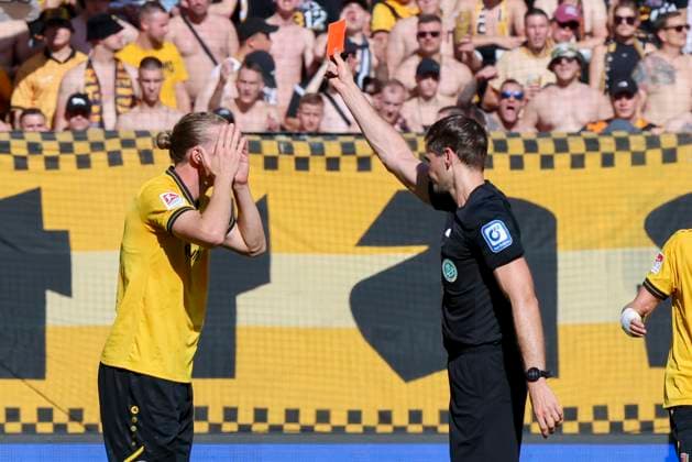 Vinko Sapina (Dynamo Dresden) sieht von Schiedsrichter Dr. Max Burda die Rote Karte, 2. Bundesliga, Dynamo Dresden v Hannover 96, Rudolf-Harbig-Stadion am 21. September 2025 in Dresden, Deutschland. (Foto von Marco Steinbrenner DeFodi Images) Vinko Sapina (Dynamo Dresden) is shown the red card by referee Dr Max Burda, 2. Bundesliga, Dynamo Dresden v Hannover 96, Rudolf-Harbig-Stadion, September 21, 2025 in Dresden, Germany. (Photo by Marco Steinbrenner DeFodi Images) Vinko Sapina Dynamo Dresden sees the red card by referee Dr Max Burda, 2 Bundesliga, Dynamo Dresden v Hannover 96, Rudolf Harbig Stadion on September 21, 2025 in Dresden, Germany Photo by Marco Steinbrenner DeFodi Images Vinko Sapina Dynamo Dresden is shown the red card by referee Dr Max Burda, 2 Bundesliga, Dynamo Dresden v Hannover 96, Rudolf Harbig Stadion, September 21, 2025 in Dresden, Germany Photo by Marco Steinbrenner DeFodi Images