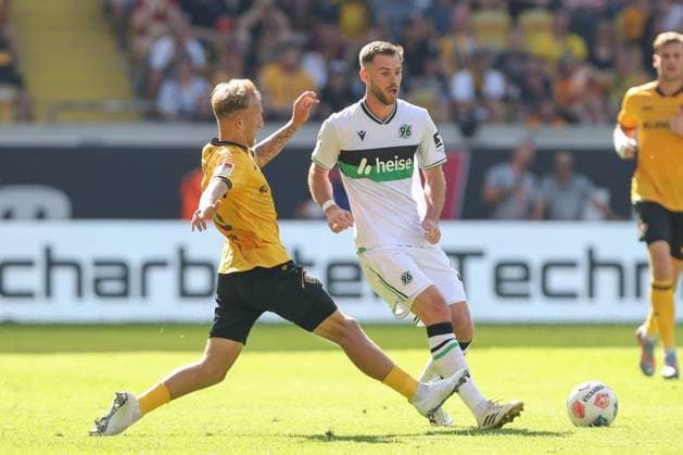 21.09.2025, xtgx, Fussball - 2.Bundesliga Dynamo Dresden - Hannover 96 emspor, v.l. Luca Hermann (Dresden, 8), Maurice Neubauer (Hannover, 33) Zweikampf, Duell, Kampf, tackle (DFL DFB REGULATIONS PROHIBIT ANY USE OF PHOTOGRAPHS as IMAGE SEQUENCES and or QUASI-VIDEO) Dresden