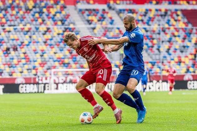 2. Fussball Bundesliga; Fortuna Düsseldorf 1895 - SV Darmstadt 98; 21.09.2025 Zweikampf Chrstian Rasmussen (Fortuna Düsseldorf, 10), Aleksandar Vukotic (SV Darmstadt 98, 20) 2. Fussball Bundesliga, Fortuna Düsseldorf 1895 - SV Darmstadt 98 Düsseldorf, Merkur Spiel-Arena am 21.09.2025 DFL REGULATIONS PROHIBIT ANY USE OF PHOTOGRAPHS AS IMAGE SEQUENCES AND OR QUASI-VIDEO.