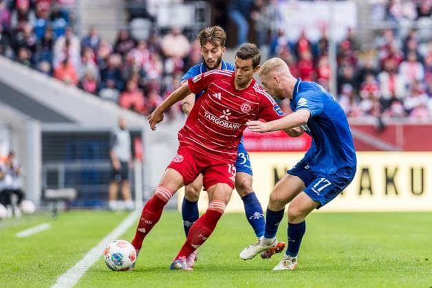 2. Fussball Bundesliga; Fortuna Düsseldorf 1895 - SV Darmstadt 98; 21.09.2025 Zweikampf Killian Julian Corredor (SV Darmstadt 98, 34), Tim Oberdorf (Fortuna Düsseldorf, 15), Kai Klefisch (SV Darmstadt 98, 17) 2. Fussball Bundesliga, Fortuna Düsseldorf 1895 - SV Darmstadt 98 Düsseldorf, Merkur Spiel-Arena am 21.09.2025 DFL REGULATIONS PROHIBIT ANY USE OF PHOTOGRAPHS AS IMAGE SEQUENCES AND OR QUASI-VIDEO.