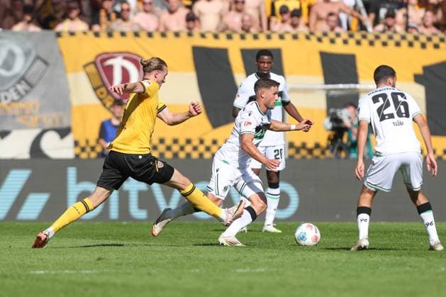 21.09.2025, xtgx, Fussball - 2.Bundesliga Dynamo Dresden - Hannover 96 emspor, v.l. Vinko Sapina (Dresden, 5), Benedikt Pichler (Hannover, 11) Zweikampf, Duell, Kampf, tackle (DFL DFB REGULATIONS PROHIBIT ANY USE OF PHOTOGRAPHS as IMAGE SEQUENCES and or QUASI-VIDEO) Dresden