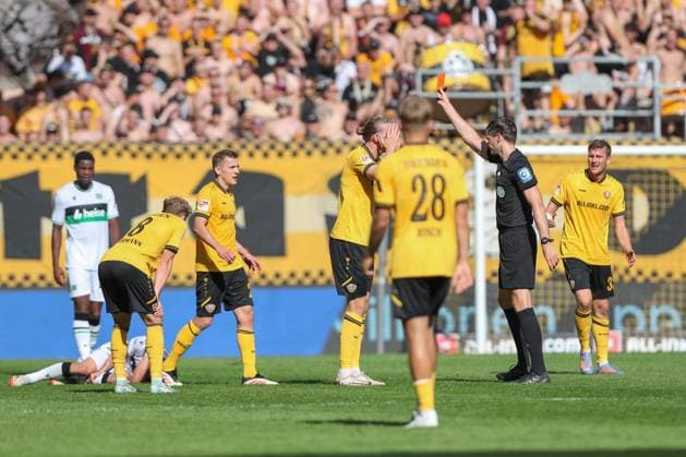21.09.2025, xtgx, Fussball - 2.Bundesliga Dynamo Dresden - Hannover 96 emspor, v.l. Rote Karte, Platzverweis, sent off Vinko Sapina (Dresden, 5) (DFL DFB REGULATIONS PROHIBIT ANY USE OF PHOTOGRAPHS as IMAGE SEQUENCES and or QUASI-VIDEO) Dresden