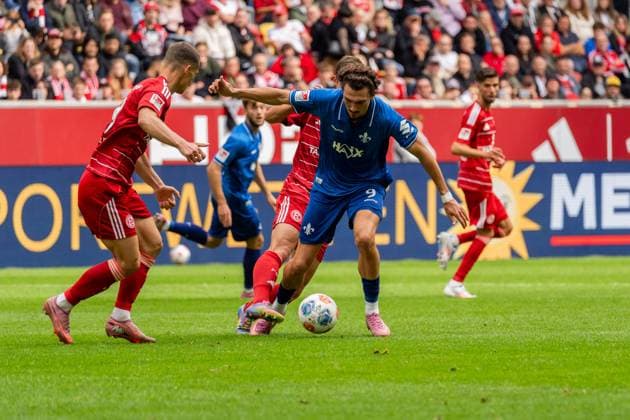 Spielszene, Zweikampf, Ballaktion, Aktion, v.l. Zan Celar (Fortuna Duesseldorf, 09), Tim Oberdorf (Fortuna Duesseldorf, 15), Fraser Hornby (SV Darmstadt 98, 09), GER, Fortuna Duesseldorf vs. SV Darmstadt 98, Fussball, 2. Bundesliga, 6. Spieltag, Saison 2025 2026, 21.09.2025, DFL REGULATIONS PROHIBIT ANY USE OF PHOTOGRAPHS AS IMAGE SEQUENCES AND OR QUASI-VIDEO, GER, Fortuna Duesseldorf vs. SV Darmstadt 98, Fussball, 2. Bundesliga, 6. Spieltag, Saison 2025 2026, 21.09.2025 Duesseldorf