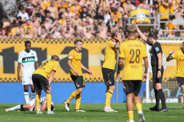 21.09.2025, xtgx, Fussball - 2.Bundesliga Dynamo Dresden - Hannover 96 emspor, v.l. Rote Karte, Platzverweis, sent off Vinko Sapina (Dresden, 5) (DFL DFB REGULATIONS PROHIBIT ANY USE OF PHOTOGRAPHS as IMAGE SEQUENCES and or QUASI-VIDEO) Dresden