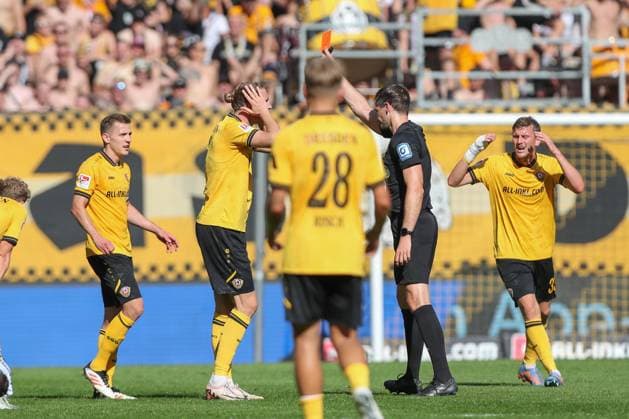 21.09.2025, xtgx, Fussball - 2.Bundesliga Dynamo Dresden - Hannover 96 emspor, v.l. Rote Karte, Platzverweis, sent off Vinko Sapina (Dresden, 5) (DFL DFB REGULATIONS PROHIBIT ANY USE OF PHOTOGRAPHS as IMAGE SEQUENCES and or QUASI-VIDEO) Dresden