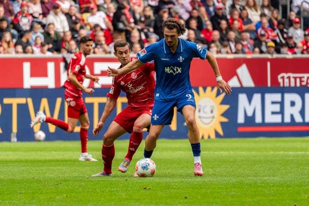 Spielszene, Zweikampf, Ballaktion, Aktion, v.l. Tim Oberdorf (Fortuna Duesseldorf, 15), Fraser Hornby (SV Darmstadt 98, 09), GER, Fortuna Duesseldorf vs. SV Darmstadt 98, Fussball, 2. Bundesliga, 6. Spieltag, Saison 2025 2026, 21.09.2025, DFL REGULATIONS PROHIBIT ANY USE OF PHOTOGRAPHS AS IMAGE SEQUENCES AND OR QUASI-VIDEO, GER, Fortuna Duesseldorf vs. SV Darmstadt 98, Fussball, 2. Bundesliga, 6. Spieltag, Saison 2025 2026, 21.09.2025 Duesseldorf