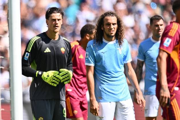 SS Lazio v AS Roma - Serie A Mile Svilar of A.S. Roma and Matteo Guendouzi of S.S. Lazio participate in the 4th day of the Serie A Championship between S.S. Lazio and A.S. Roma at the Olympic Stadium in Rome, Italy, on September 21, 2025. Rome Italy Italy  Copyright: xDomenicoxCippitellix originalFilename:cippitelli-sslaziov250921_npa4R.jpg