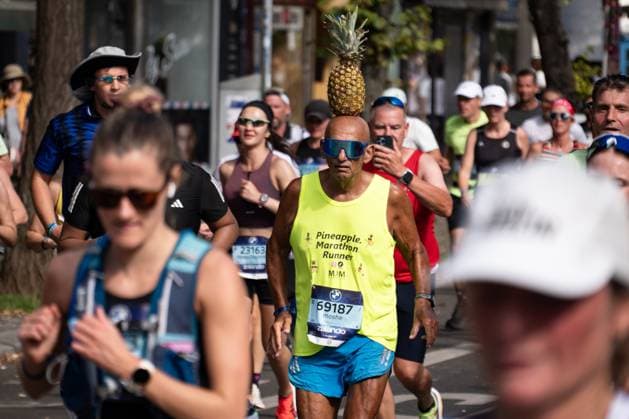 Berlin Marathon 2025 A man runs with a pineapple balanced on top of his head during the Berlin Marathon 2025 in Berlin, Germany, on September 21, 2025. Berlin Berlin Germany  Copyright: xEmmanuelexContinix originalFilename:contini-berlinma250921_npUKL.jpg