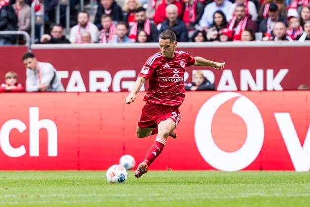 2. Fussball Bundesliga; Fortuna Düsseldorf 1895 - SV Darmstadt 98; 21.09.2025 Zan Celar (Fortuna Düsseldorf, 9) schießt 2. Fussball Bundesliga, Fortuna Düsseldorf 1895 - SV Darmstadt 98 Düsseldorf, Merkur Spiel-Arena am 21.09.2025 DFL REGULATIONS PROHIBIT ANY USE OF PHOTOGRAPHS AS IMAGE SEQUENCES AND OR QUASI-VIDEO.