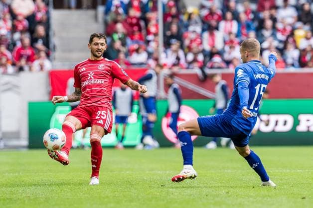 2. Fussball Bundesliga; Fortuna Düsseldorf 1895 - SV Darmstadt 98; 21.09.2025 Zweikampf Matthias Zimmermann (Fortuna Düsseldorf, 25), Fabian Nürnberger (SV Darmstadt 98, 15) 2. Fussball Bundesliga, Fortuna Düsseldorf 1895 - SV Darmstadt 98 Düsseldorf, Merkur Spiel-Arena am 21.09.2025 DFL REGULATIONS PROHIBIT ANY USE OF PHOTOGRAPHS AS IMAGE SEQUENCES AND OR QUASI-VIDEO.