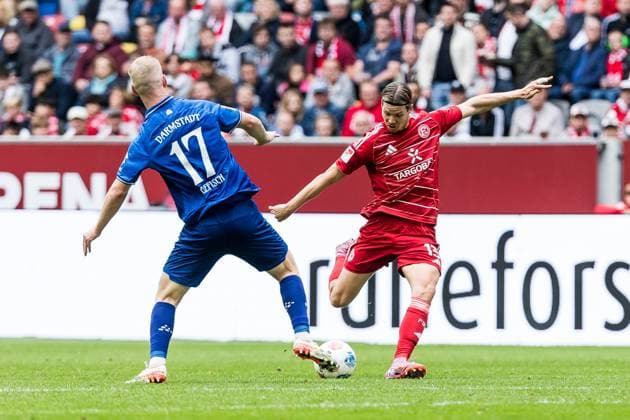 2. Fussball Bundesliga; Fortuna Düsseldorf 1895 - SV Darmstadt 98; 21.09.2025 Zweikampf Kai Klefisch (SV Darmstadt 98, 17), Cedric Itten (Fortuna Düsseldorf, 13) 2. Fussball Bundesliga, Fortuna Düsseldorf 1895 - SV Darmstadt 98 Düsseldorf, Merkur Spiel-Arena am 21.09.2025 DFL REGULATIONS PROHIBIT ANY USE OF PHOTOGRAPHS AS IMAGE SEQUENCES AND OR QUASI-VIDEO.