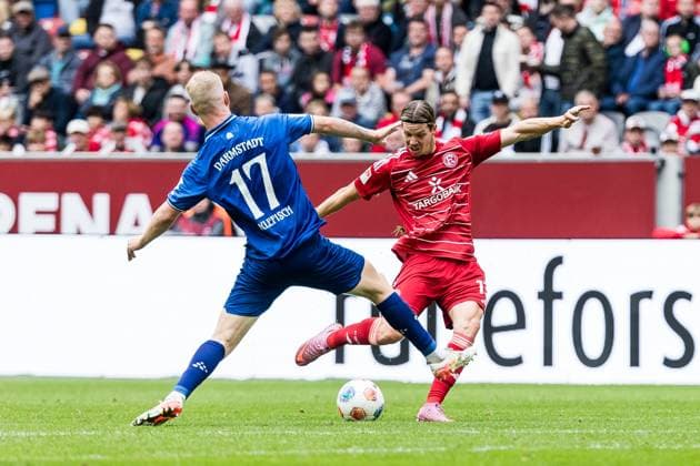 2. Fussball Bundesliga; Fortuna Düsseldorf 1895 - SV Darmstadt 98; 21.09.2025 Zweikampf Kai Klefisch (SV Darmstadt 98, 17), Cedric Itten (Fortuna Düsseldorf, 13) 2. Fussball Bundesliga, Fortuna Düsseldorf 1895 - SV Darmstadt 98 Düsseldorf, Merkur Spiel-Arena am 21.09.2025 DFL REGULATIONS PROHIBIT ANY USE OF PHOTOGRAPHS AS IMAGE SEQUENCES AND OR QUASI-VIDEO.