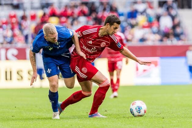 2. Fussball Bundesliga; Fortuna Düsseldorf 1895 - SV Darmstadt 98; 21.09.2025 Zweikampf Kai Klefisch (SV Darmstadt 98, 17), Tim Oberdorf (Fortuna Düsseldorf, 15) 2. Fussball Bundesliga, Fortuna Düsseldorf 1895 - SV Darmstadt 98 Düsseldorf, Merkur Spiel-Arena am 21.09.2025 DFL REGULATIONS PROHIBIT ANY USE OF PHOTOGRAPHS AS IMAGE SEQUENCES AND OR QUASI-VIDEO.