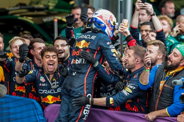 Formula 1 Qatar Airways Azerbaijan Grand Prix 2025 Romain Mathon OVERTAKE MAXPPP - Baku 21 09 2025 Race winner 01 VERSTAPPEN Max (nld), Oracle Red Bull Racing, portrait at the Formula 1 Qatar Airways Azerbaijan Grand Prix 2025, the 17th round of the 2025 FIA Formula 1 World Championship, WM, Weltmeisterschaft at the Baku City Circuit in Baku, Azerbaijan, from 18 to 21 September 2025 Baku Azerbaijan  Copyright: xOVERTAKE MAXPPPxRomainxMathonx OVT202509215599 OVT202509215599