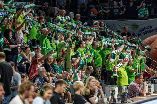 Berlin, 21.09.25, Handball: Bundesliga, Fuechse Berlin - MT Melsungen, 5. Spieltag, Max-Schmeling-Halle. Füchse Fans feuern ihre Mannschaft an. Fuechse Berlin - MT Melsungen