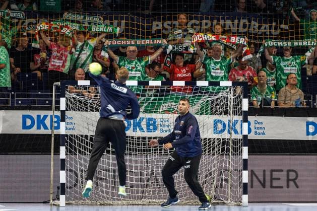 Berlin, 21.09.25, Handball: Bundesliga, Fuechse Berlin - MT Melsungen, 5. Spieltag, Max-Schmeling-Halle. Füchse Fans feuern ihre Mannschaft an. Fuechse Berlin - MT Melsungen