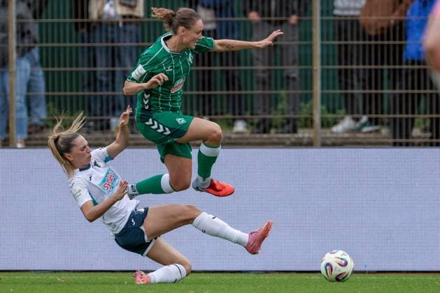 v.li.: Jill Janssens (TSG 1899 Hoffenheim, 9) und Verena Wieder (SV Werder Bremen, 31) im Zweikampf, Duell, Dynamik, Aktion, Action, Spielszene, DIE DFB-RICHTLINIEN UNTERSAGEN JEGLICHE NUTZUNG VON FOTOS ALS SEQUENZBILDER UND ODER VIDEOÄHNLICHE FOTOSTRECKEN. DFB REGULATIONS PROHIBIT ANY USE OF PHOTOGRAPHS AS IMAGE SEQUENCES AND OR QUASI-VIDEO., 21.09.2025, Bremen (Deutschland), Fussball, Google Pixel Frauen-Bundesliga, SV Werder Bremen - TSG 1899 Hoffenheim