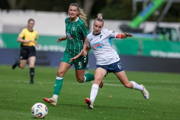 v.li.: Medina Desic (SV Werder Bremen, 9) und Vanessa Diehm (TSG 1899 Hoffenheim, 6) im Zweikampf, Duell, Dynamik, Aktion, Action, Spielszene, DIE DFB-RICHTLINIEN UNTERSAGEN JEGLICHE NUTZUNG VON FOTOS ALS SEQUENZBILDER UND ODER VIDEOÄHNLICHE FOTOSTRECKEN. DFB REGULATIONS PROHIBIT ANY USE OF PHOTOGRAPHS AS IMAGE SEQUENCES AND OR QUASI-VIDEO., 21.09.2025, Bremen (Deutschland), Fussball, Google Pixel Frauen-Bundesliga, SV Werder Bremen - TSG 1899 Hoffenheim