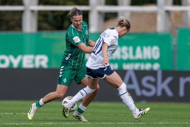 v.li.: Larissa Mühlhaus (SV Werder Bremen, 7) und Laura Gloning (TSG 1899 Hoffenheim, 20) im Zweikampf, Duell, Dynamik, Aktion, Action, Spielszene, DIE DFB-RICHTLINIEN UNTERSAGEN JEGLICHE NUTZUNG VON FOTOS ALS SEQUENZBILDER UND ODER VIDEOÄHNLICHE FOTOSTRECKEN. DFB REGULATIONS PROHIBIT ANY USE OF PHOTOGRAPHS AS IMAGE SEQUENCES AND OR QUASI-VIDEO., 21.09.2025, Bremen (Deutschland), Fussball, Google Pixel Frauen-Bundesliga, SV Werder Bremen - TSG 1899 Hoffenheim