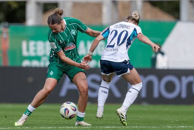 v.li.: Larissa Mühlhaus (SV Werder Bremen, 7) und Laura Gloning (TSG 1899 Hoffenheim, 20) im Zweikampf, Duell, Dynamik, Aktion, Action, Spielszene, DIE DFB-RICHTLINIEN UNTERSAGEN JEGLICHE NUTZUNG VON FOTOS ALS SEQUENZBILDER UND ODER VIDEOÄHNLICHE FOTOSTRECKEN. DFB REGULATIONS PROHIBIT ANY USE OF PHOTOGRAPHS AS IMAGE SEQUENCES AND OR QUASI-VIDEO., 21.09.2025, Bremen (Deutschland), Fussball, Google Pixel Frauen-Bundesliga, SV Werder Bremen - TSG 1899 Hoffenheim