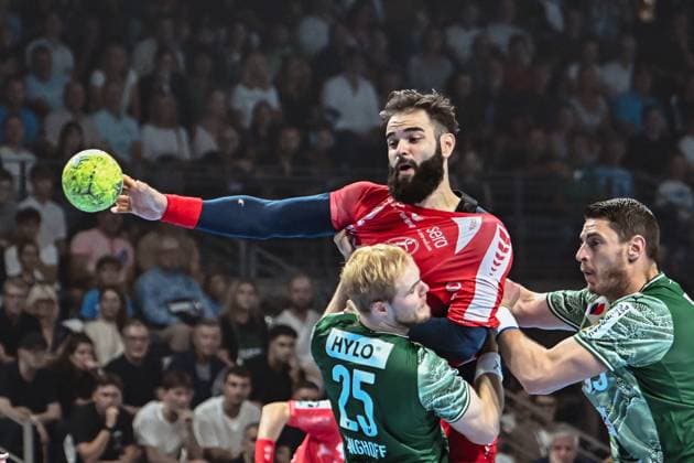 21.09.2025, xlakx, Handball Daikin HBL, Fuechse Berlin - MT Melsungen v.l. Matthes Langhoff (Fuechse Berlin), Ruben Marchan (MT Melsungen), Mijajlo Marsenic (Fuechse Berlin) Zweikampf, Duell, Kampf, tackle Berlin
