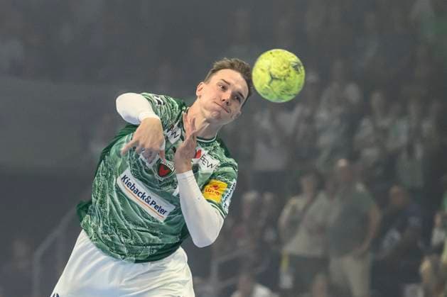 im Bild v.l.: Lasse Andersson (Fuechse Berlin), erzielt das 1:0, GER, Berlin, Handball, Fuechse Berlin vs MT Melsungen, DAIKIN Handball-Bundesliga, in der Max Schmeling Halle, 21.09.2025, Copyright: HMBxMedia UwexKoch
