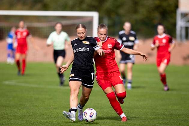 Regionalliga Nordost Frauen: 1. FFV Erfurt vs. 1. FC Union Berlin II; 21.09.2025 Elisabeth Steiner ( 11; 1. FC Union Berlin II) gegen Neele Gast ( 11; 1. FFV Erfurt) Regionalliga Nordost Frauen: 1. FFV Erfurt vs. 1. FC Union Berlin II; Sportforum Johannesplatz Erfurt; 21.09.2025 Copyright: xBEAUTIFULxSPORTS Duehringx