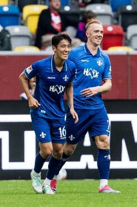 2. Fussball Bundesliga; Fortuna Düsseldorf 1895 - SV Darmstadt 98; 21.09.2025 Jubel nach dem 0:1 durch Hiroki Akiyama (SV Darmstadt 98, 16), Tor, Torjubel 2. Fussball Bundesliga, Fortuna Düsseldorf 1895 - SV Darmstadt 98 Düsseldorf, Merkur Spiel-Arena am 21.09.2025 DFL REGULATIONS PROHIBIT ANY USE OF PHOTOGRAPHS AS IMAGE SEQUENCES AND OR QUASI-VIDEO.