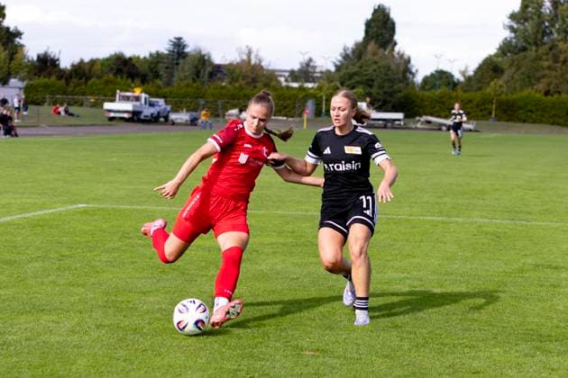 Regionalliga Nordost Frauen: 1. FFV Erfurt vs. 1. FC Union Berlin II; 21.09.2025 Neele Gast ( 11; 1. FFV Erfurt) gegen Elisabeth Steiner ( 11; 1. FC Union Berlin II) Regionalliga Nordost Frauen: 1. FFV Erfurt vs. 1. FC Union Berlin II; Sportforum Johannesplatz Erfurt; 21.09.2025 Copyright: xBEAUTIFULxSPORTS Duehringx
