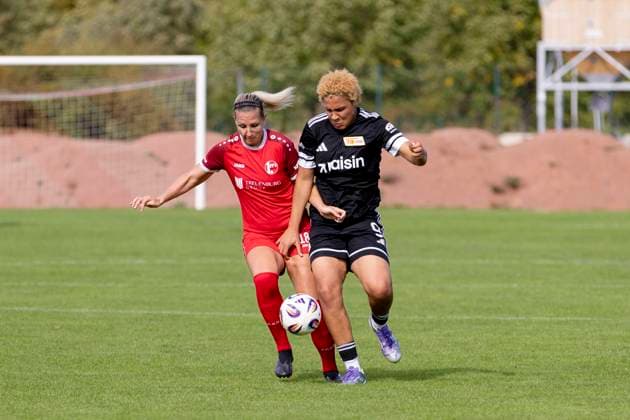 Regionalliga Nordost Frauen: 1. FFV Erfurt vs. 1. FC Union Berlin II; 21.09.2025 Mandy Uhl ( 18; 1. FFV Erfurt) gegen Carla Jenete Okoro ( 9; 1. FC Union Berlin II) Regionalliga Nordost Frauen: 1. FFV Erfurt vs. 1. FC Union Berlin II; Sportforum Johannesplatz Erfurt; 21.09.2025 Copyright: xBEAUTIFULxSPORTS Duehringx