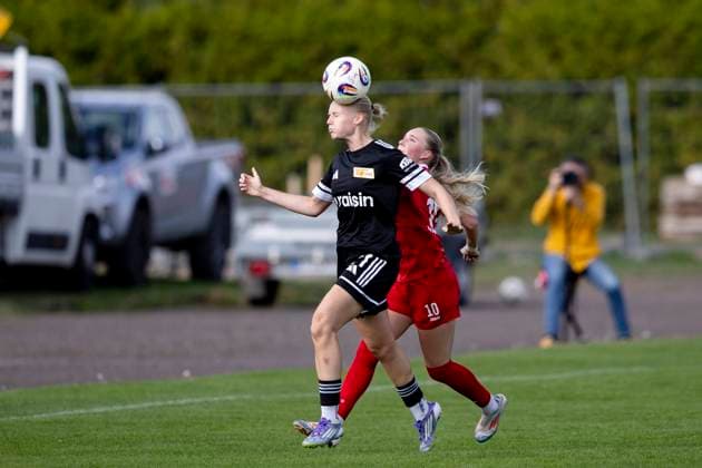 Regionalliga Nordost Frauen: 1. FFV Erfurt vs. 1. FC Union Berlin II; 21.09.2025 Lucia Schwoche ( 21; 1. FC Union Berlin II) gegen Maja Felicitas Bauerschmidt ( 10; 1. FFV Erfurt) Regionalliga Nordost Frauen: 1. FFV Erfurt vs. 1. FC Union Berlin II; Sportforum Johannesplatz Erfurt; 21.09.2025 Copyright: xBEAUTIFULxSPORTS Duehringx