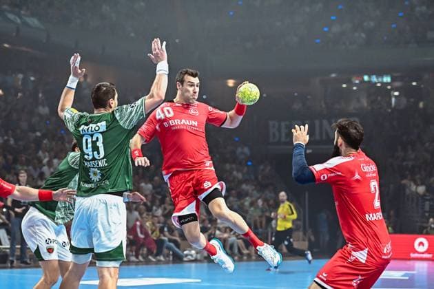 21.09.2025, xlakx, Handball Daikin HBL, Fuechse Berlin - MT Melsungen v.l. Mijajlo Marsenic (Fuechse Berlin), Villaplana (MT Melsungen), Ruben Marchan (MT Melsungen) setzt zum Sprungwurf an Berlin