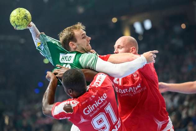 im Bild v.l.: Mathias Gidsel (Fuechse Berlin), Sadou Ntanzi (MT Melsungen), Arnar Freyr Arnarsson (MT Melsungen), Zweikampf, Action, Kampf, kaempft um den Ball, GER, Berlin, Handball, Fuechse Berlin vs MT Melsungen, DAIKIN Handball-Bundesliga, in der Max Schmeling Halle, 21.09.2025, Copyright: HMBxMedia UwexKoch