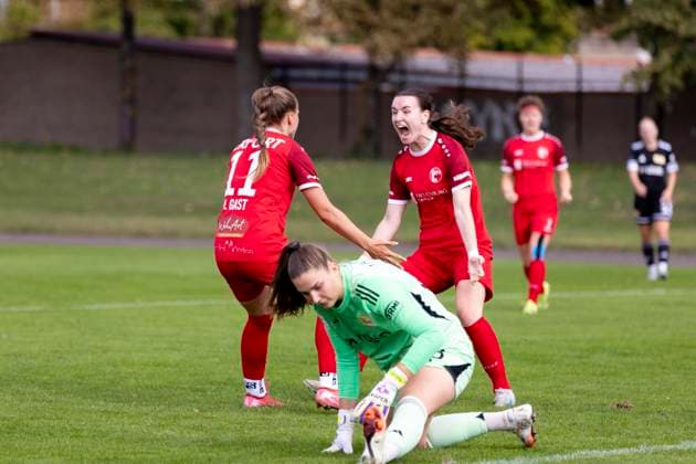 Regionalliga Nordost Frauen: 1. FFV Erfurt vs. 1. FC Union Berlin II; 21.09.2025 Jubel, Neele Gast ( 11; 1. FFV Erfurt) und Lea Schrenk ( 19; 1. FFV Erfurt) gegen Nadine Katja Böhi ( 28; 1. FC Union Berlin II) Regionalliga Nordost Frauen: 1. FFV Erfurt vs. 1. FC Union Berlin II; Sportforum Johannesplatz Erfurt; 21.09.2025 Copyright: xBEAUTIFULxSPORTS Duehringx