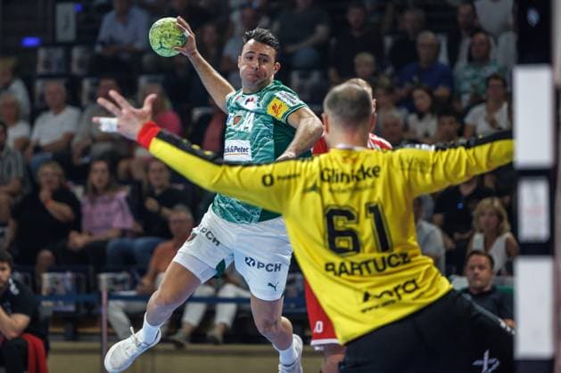 Berlin, 21.09.2025, Handball: Bundesliga, Fuechse Berlin - MT Melsungen, 5. Spieltag, Max-Schmeling-Halle. Aitor Arino (Fuechse Berlin) wirft den Ball auf das Tor von Torwart Laszlo Bartucz (r, MT Melsungen). Fuechse Berlin - MT Melsungen