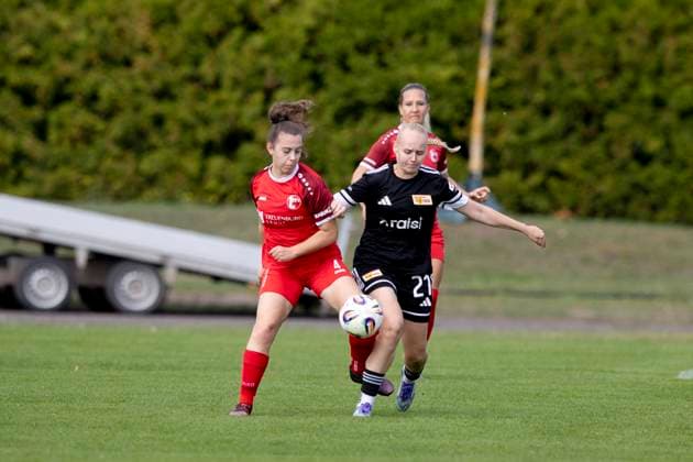 Regionalliga Nordost Frauen: 1. FFV Erfurt vs. 1. FC Union Berlin II; 21.09.2025 Jasmin Sautter ( 4; 1. FFV Erfurt) gegen Lucia Schwoche ( 21; 1. FC Union Berlin II) Regionalliga Nordost Frauen: 1. FFV Erfurt vs. 1. FC Union Berlin II; Sportforum Johannesplatz Erfurt; 21.09.2025 Copyright: xBEAUTIFULxSPORTS Duehringx