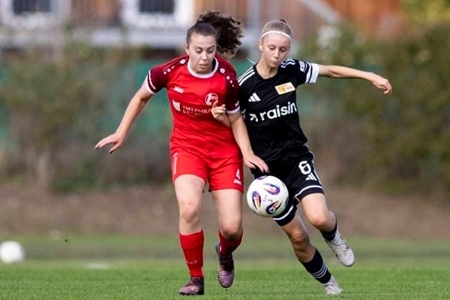 Regionalliga Nordost Frauen: 1. FFV Erfurt vs. 1. FC Union Berlin II; 21.09.2025 Jasmin Sautter ( 4; 1. FFV Erfurt) gegen Leona Seifert ( 6; 1. FC Union Berlin II) Regionalliga Nordost Frauen: 1. FFV Erfurt vs. 1. FC Union Berlin II; Sportforum Johannesplatz Erfurt; 21.09.2025 Copyright: xBEAUTIFULxSPORTS Duehringx