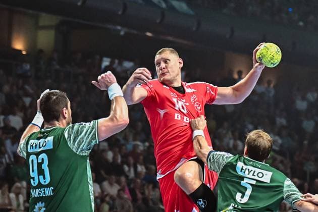 21.09.2025, xlakx, Handball Daikin HBL, Fuechse Berlin - MT Melsungen v.l. Mijajlo Marsenic (Fuechse Berlin), Dainis Kristopans (MT Melsungen), Max Darj (Fuechse Berlin) setzt zum Sprungwurf an Berlin