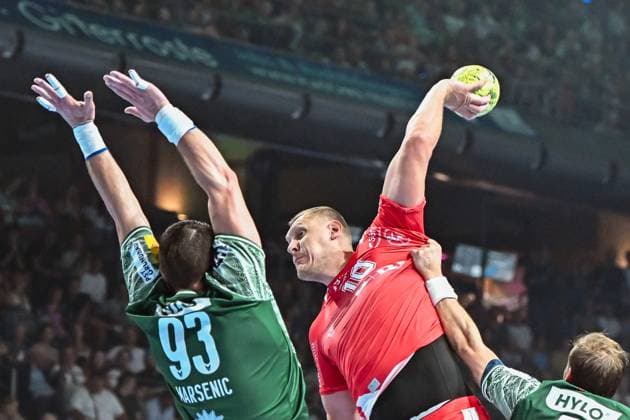 21.09.2025, xlakx, Handball Daikin HBL, Fuechse Berlin - MT Melsungen v.l. Mijajlo Marsenic (Fuechse Berlin), Dainis Kristopans (MT Melsungen) setzt zum Sprungwurf an Berlin
