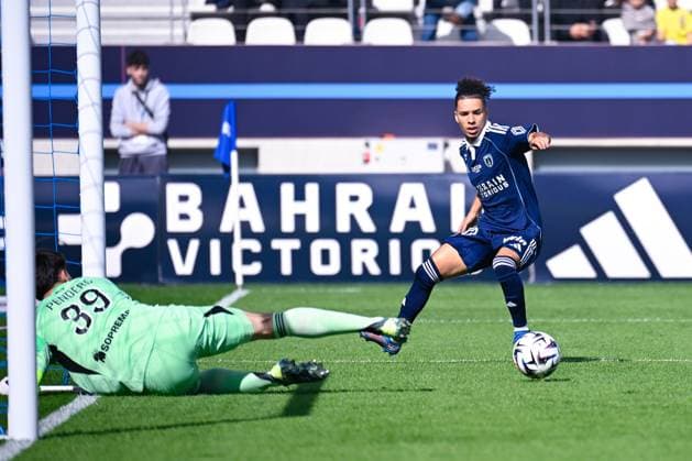 FOOTBALL : Paris FC vs Strasbourg - Ligue 1 - 21 09 2025 Ilan KEBBAL ( 10 - PFC ) and Mike Penders ( 39 - Strasbourg ) during the Ligue 1 match between Paris FC and RC Strasbourg Alsace at Stade Jean Bouin on September 21, 2025 in Paris, France. ( Photo by Federico Pestellini PsnewZ ) - ParisFrance  Copyright: xFedericoxPestellinix