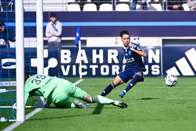 FOOTBALL : Paris FC vs Strasbourg - Ligue 1 - 21 09 2025 Ilan KEBBAL ( 10 - PFC ) and Mike Penders ( 39 - Strasbourg ) during the Ligue 1 match between Paris FC and RC Strasbourg Alsace at Stade Jean Bouin on September 21, 2025 in Paris, France. ( Photo by Federico Pestellini PsnewZ ) - ParisFrance  Copyright: xFedericoxPestellinix