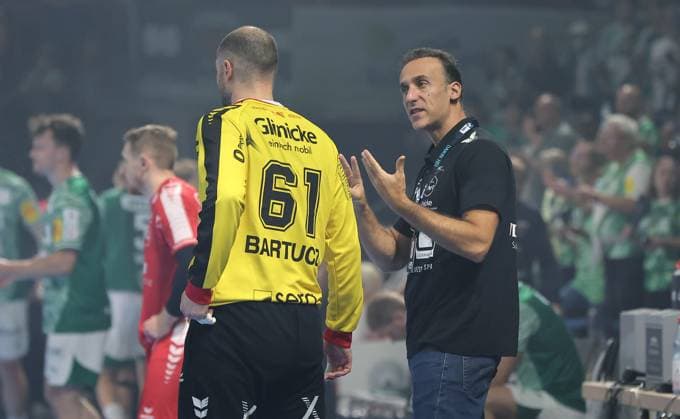 Trainer Roberto Garcia Parrondo redet mit Torwart Laszlo Bartucz Handball HBL Bundesliga Herren 5. Spieltag Saison 2025 2026 21.09.2025 Füchse Berlin vs MT Melsungen