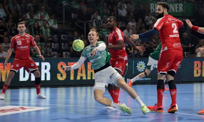 Mathias Gidsel erzielt ein Tor gegen Torwart Laszlo Bartucz Zweikampf Spielszene Aktion Handball HBL Bundesliga Herren 5. Spieltag Saison 2025 2026 21.09.2025 Füchse Berlin vs MT Melsungen