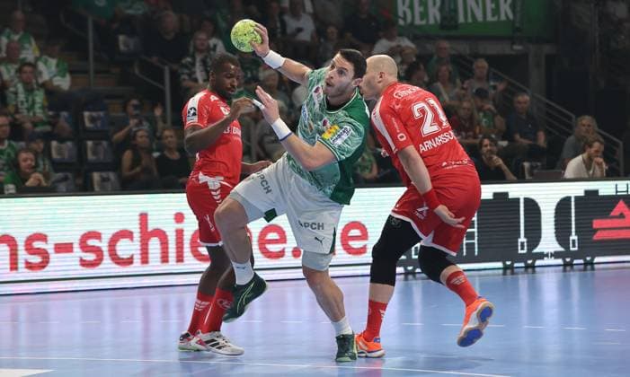 Sadou Ntanzi, Mijajlo Marsenic erzielt ein Tor, Arnar Freyr Arnarsson Zweikampf Spielszene Aktion Handball HBL Bundesliga Herren 5. Spieltag Saison 2025 2026 21.09.2025 Füchse Berlin vs MT Melsungen