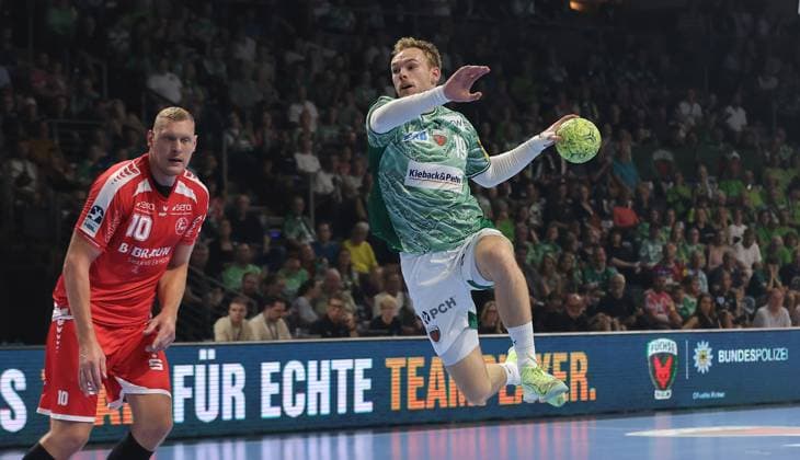 Dainis Kristopans, Mathias Gidsel erzielt ein Tor Zweikampf Spielszene Aktion Handball HBL Bundesliga Herren 5. Spieltag Saison 2025 2026 21.09.2025 Füchse Berlin vs MT Melsungen